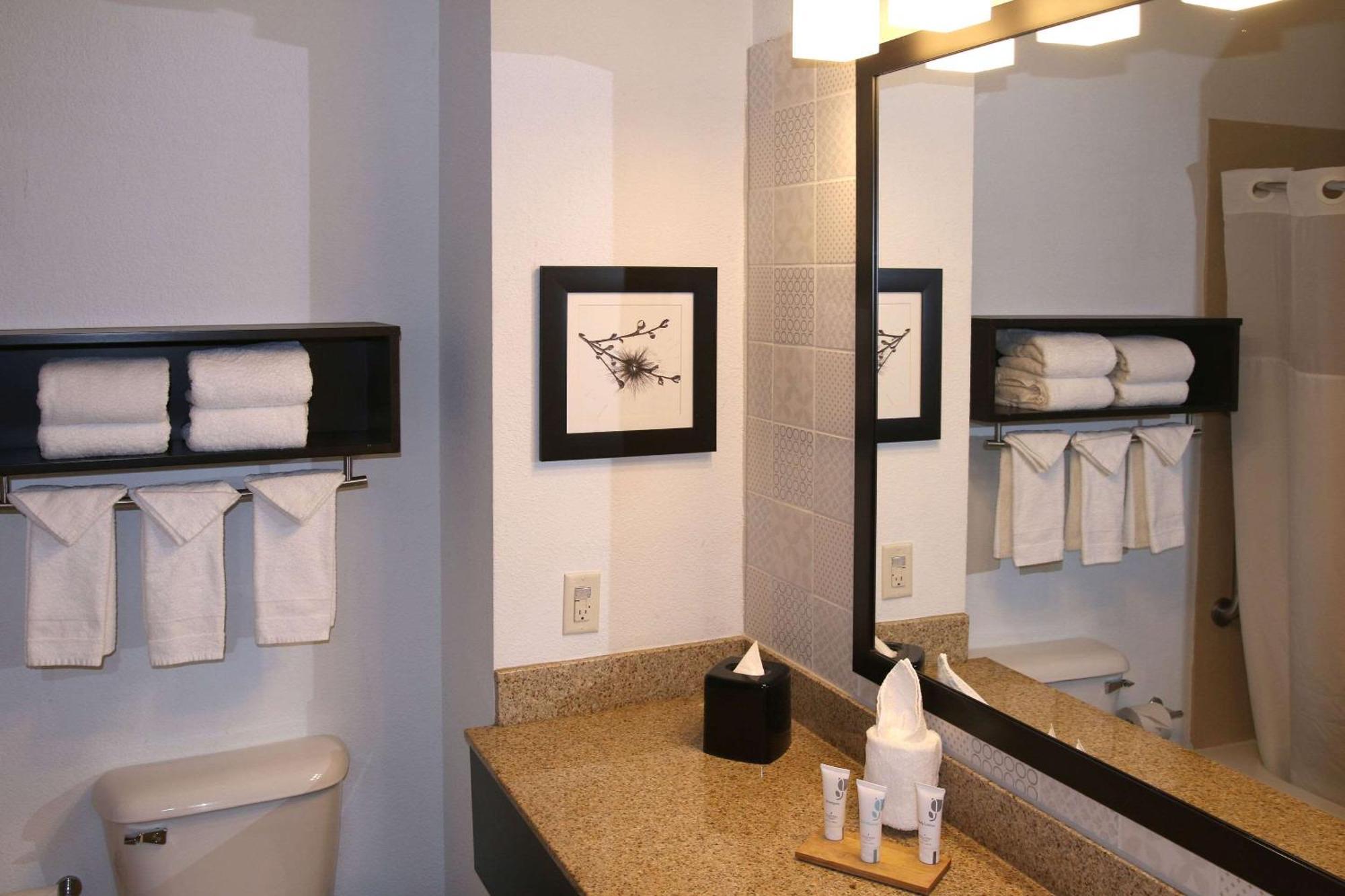 Hotel Country & By Radisson, Wilson, Nc